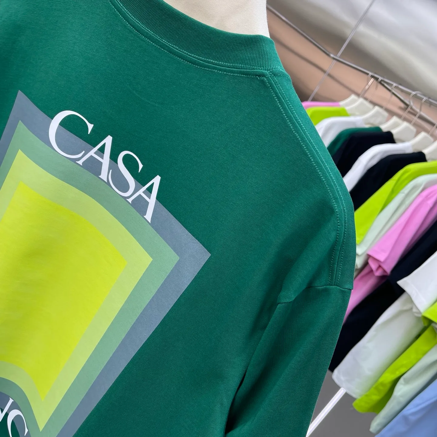 New Arrival Casablanca Casablanca Classic Series printed short-sleeved T-shirt for celebrities. It is made of Xinjiang long-staple cotton ~ grams. The color of the fabric is custom-dyed and will not shrink or fade. It feels comfortable and has a strong texture. A must-have for fashionable men and women, the Classic drop-shoulder wide version is available exclusively in In Stock! Color: White Black Green Pink Blue (5 colors) Size: S M L XL XXL